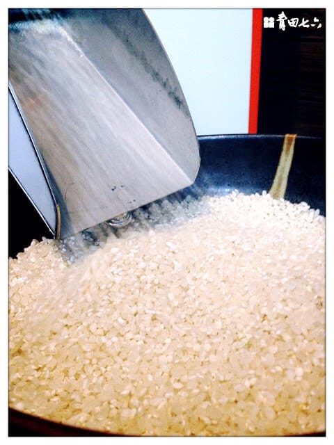 青田七六-碾米機碾米中